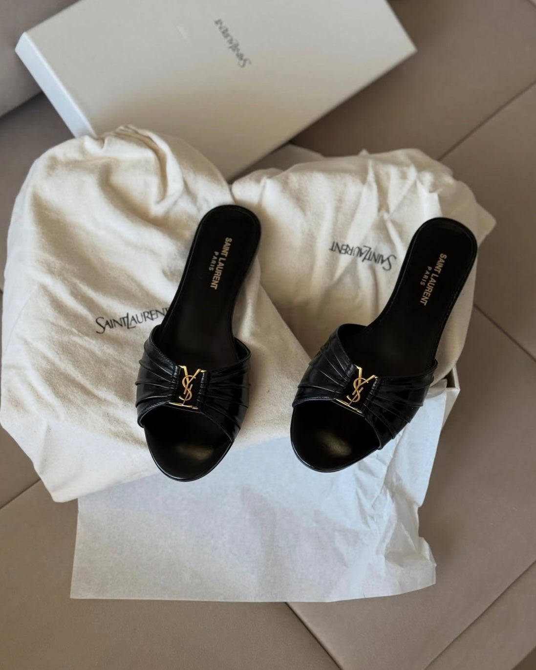 Gold Y Black Pleated Flat Sandals