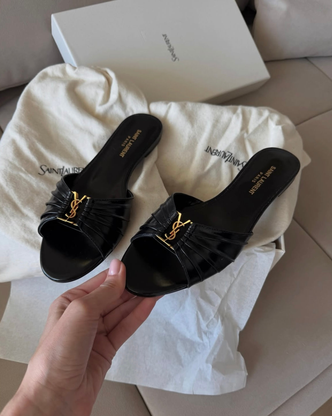 Gold Y Black Pleated Flat Sandals