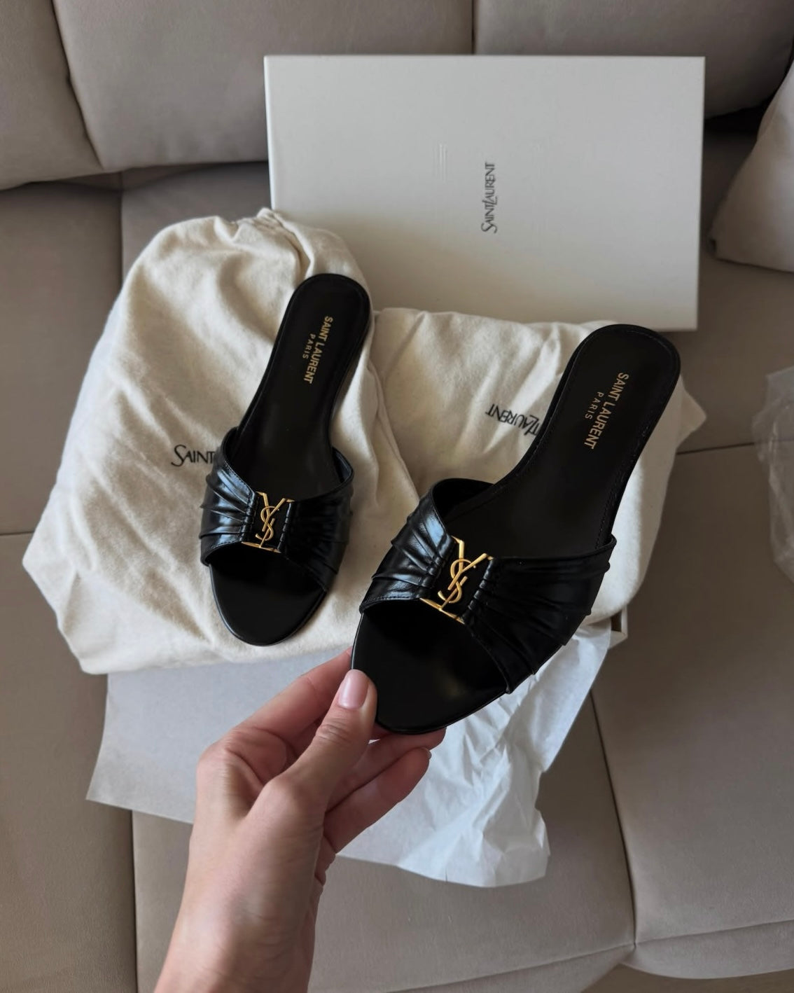 Gold Y Black Pleated Flat Sandals