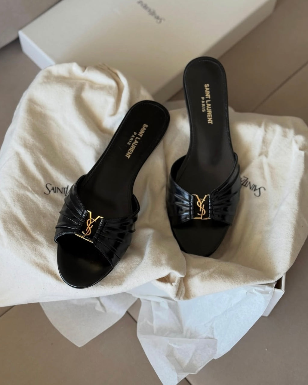 Gold Y Black Pleated Flat Sandals