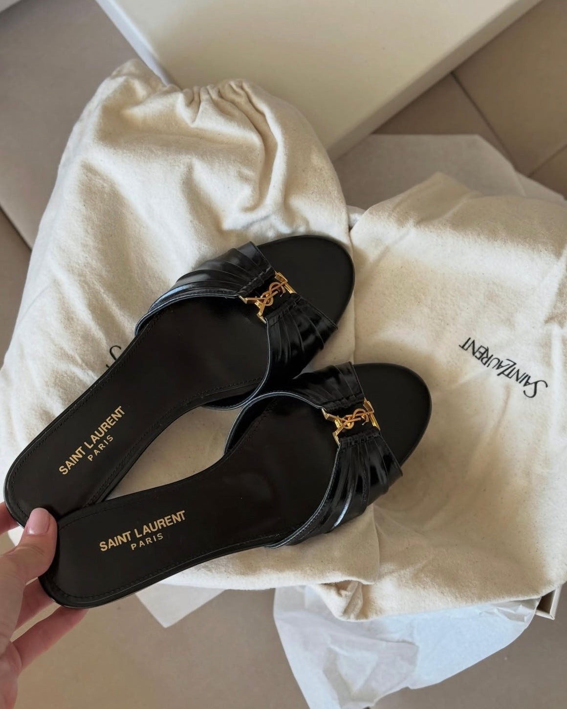 Gold Y Black Pleated Flat Sandals