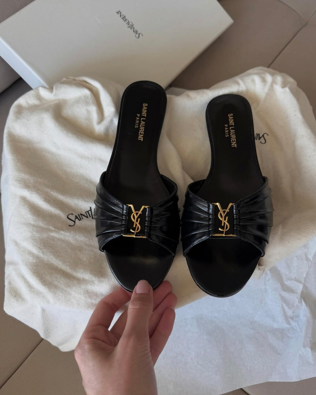 Gold Y Black Pleated Flat Sandals
